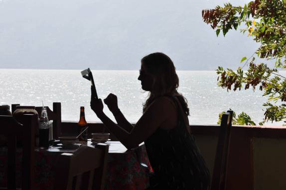 Trabalhando e aguardando o almoço às margens do lago Yojoa, região central de Honduras
